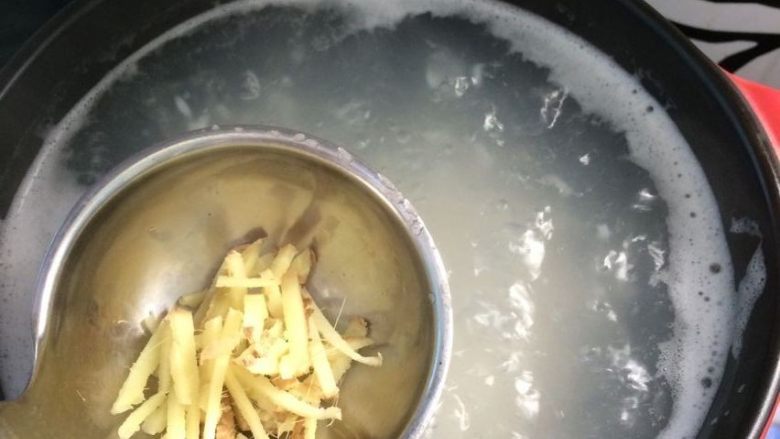 文蛤虾仁海鲜粥,煮开后转中小火,这时加入姜丝