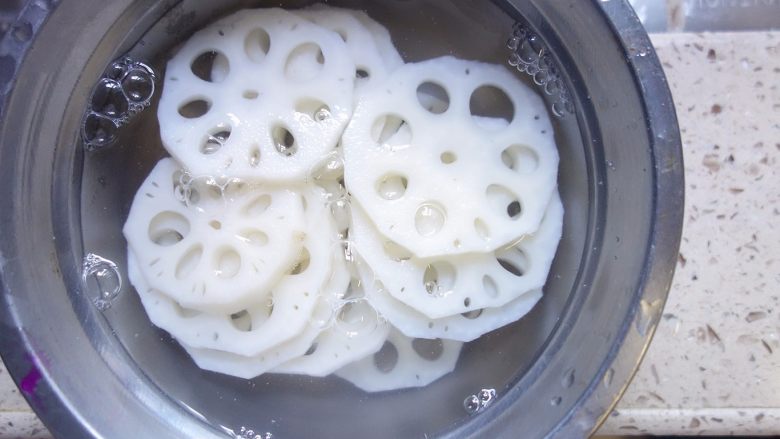 不看会后悔!孩子看到就秒光的高颜值蔬菜做,过冷水
