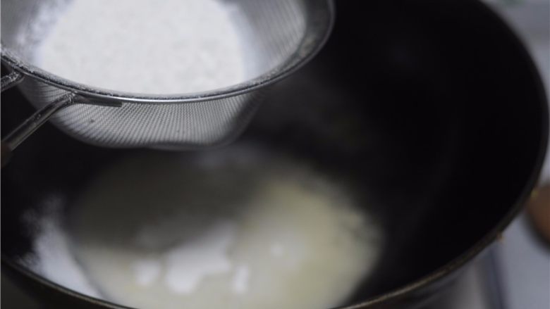 棉花小纸杯蛋糕,筛入低粉,搅拌均匀至无颗粒的面糊,
