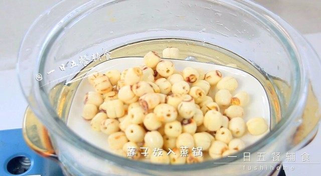 蒸莲子,放蒸锅中蒸15分钟。
