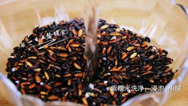 桃红大虾寿司卷,<a style='color:red;display:inline-block;' href='/shicai/ 515'>紫糯米</a>洗净,浸泡4小时。