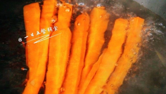 桃红大虾寿司卷,烧水,将胡萝卜条煮5分钟。
🌻小贴士:煮一下更软也更好吸收胡萝卜素。