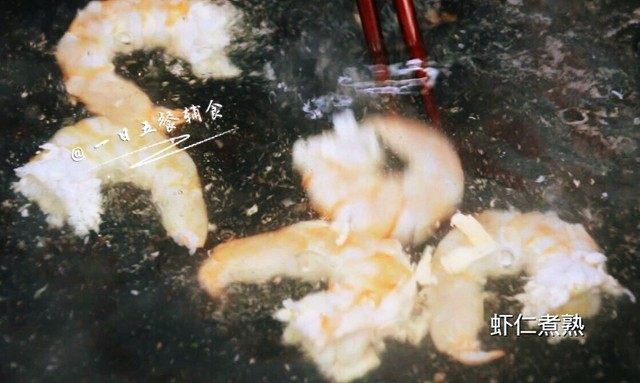 桃红大虾寿司卷,虾去虾线,去壳。在沸水中煮1分钟。
