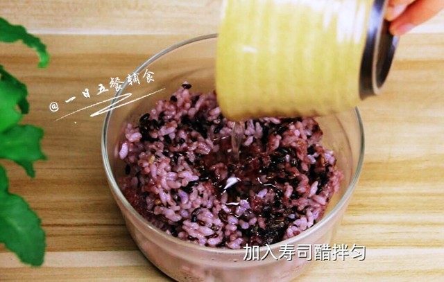 桃红大虾寿司卷, 将寿司醋倒在米饭里,拌匀,尝一尝,是不是稍微偏酸甜一点点?一会还加没有任何调味的黄瓜、胡萝卜、大虾来中和,吃起来会感觉刚刚好。