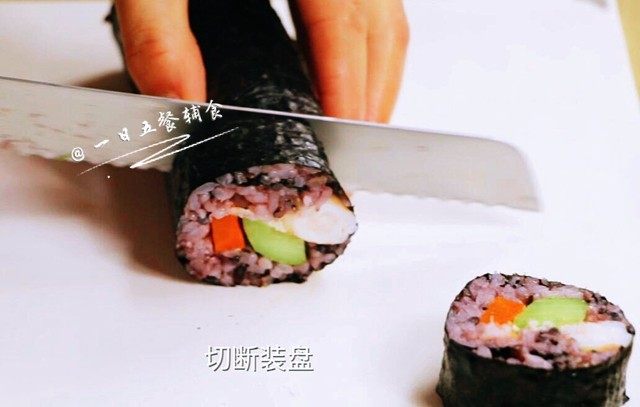 桃红大虾寿司卷,切2刀,会沾刀,继续将刀沾水。