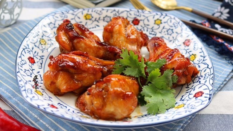 照烧汁香烤鸡腿,戴上隔热手套,取出鸡腿摆盘即食