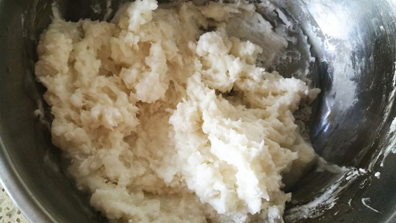 紫薯馅水晶饼,用刮刀快速搅匀后,加盖焖上半小时(最好是一边加开水,一边用刮刀搅拌至无干粉)