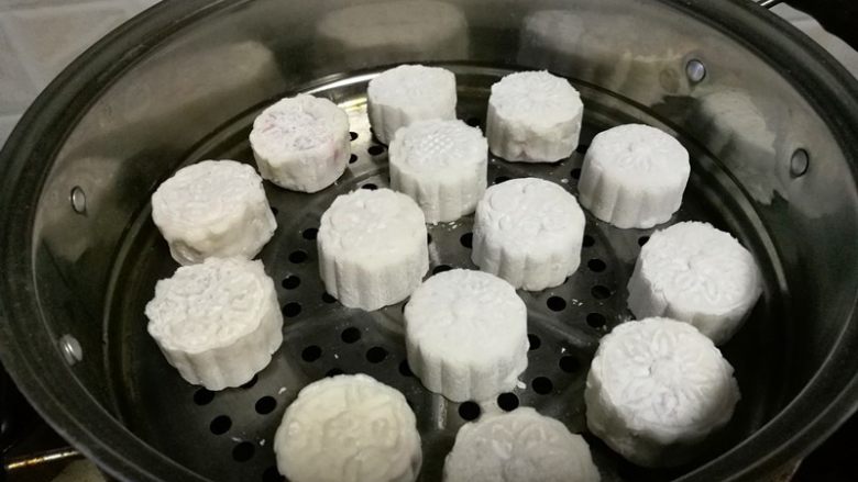 紫薯馅水晶饼,直接脱模到蒸锅上。其它面团依次做好,摆入蒸锅中,我静置约半小时,水开后蒸15分钟关火。放凉就可以开吃了。