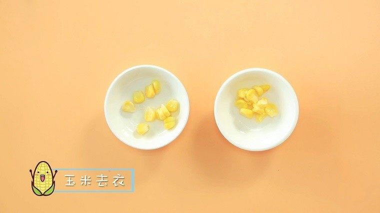 玉米蒸鱼糕,玉米去皮
ps:玉米冰冻之后,去皮很简单