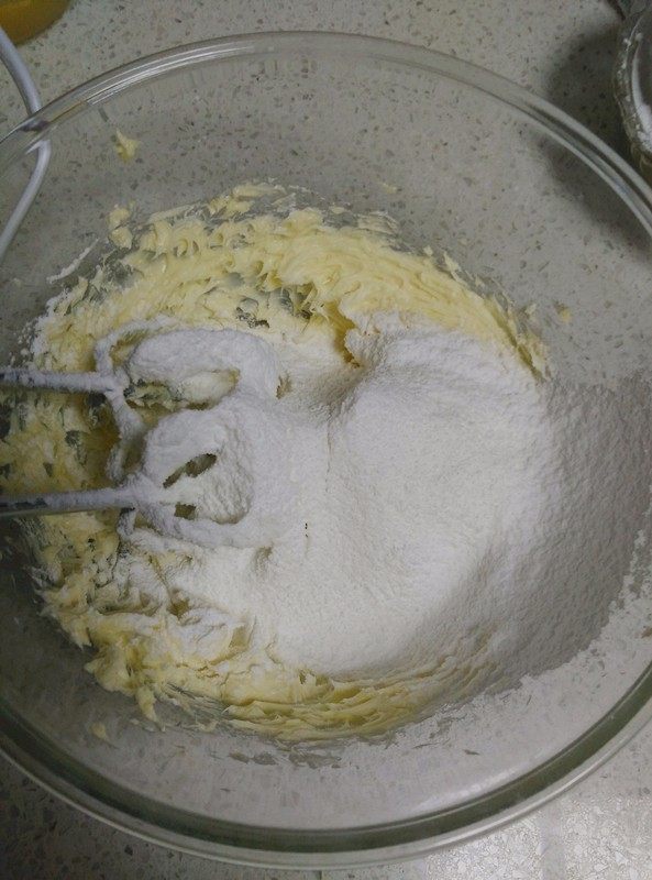 黑芝麻磅蛋糕,分两次加入糖粉,每一次完全融合后再次加入