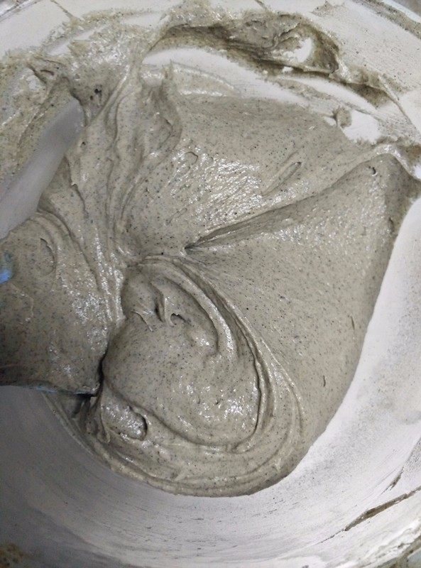 黑芝麻磅蛋糕,翻拌均匀,不用担心起筋,大胆的翻拌吧,大概100次左右的样子。搅拌好的面糊光泽照人~