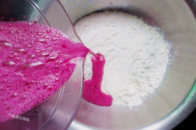 水果面,清爽蘸面,慢慢地把火龙果汁倒入面粉里