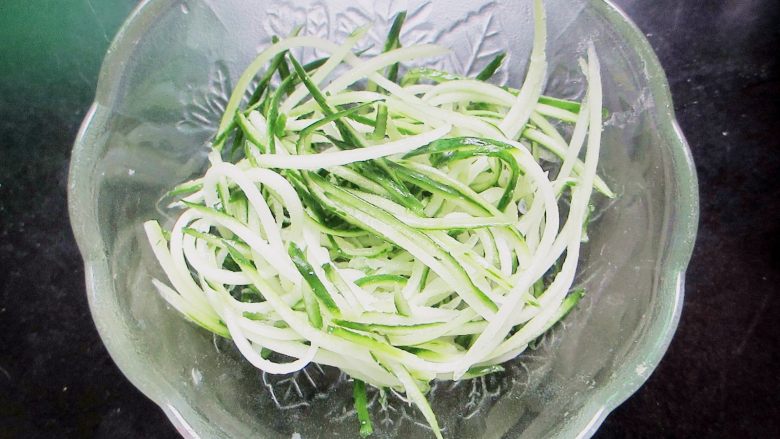 水果面,清爽蘸面,黄瓜擦成细丝待用
