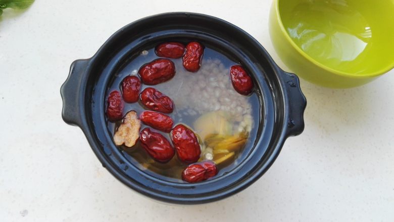 砂锅杂粮粥,加入适量<a style='color:red;display:inline-block;' href='/shicai/ 156925'>水</a>。
