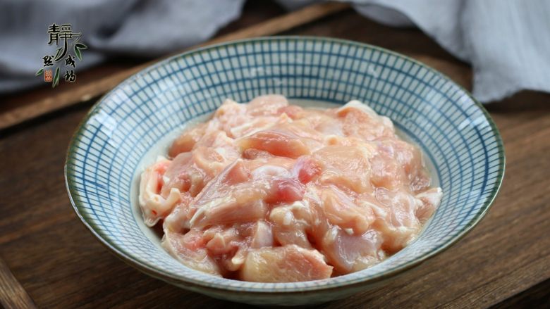 南瓜香菇鸡腿焖饭,鸡琵琶腿剔骨切成大块,用黄酒、盐、淀粉、<a style='color:red;display:inline-block;' href='/shicai/ 847'>香油</a>抓匀,然后腌制上十来分钟。