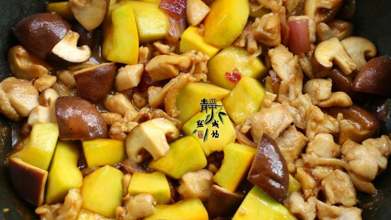 南瓜香菇鸡腿焖饭,再依次放入香菇和南瓜,继续翻炒三五分钟,然后调入<a style='color:red;display:inline-block;' href='/shicai/ 692'>酱油</a>和盐,炒匀即可关火。