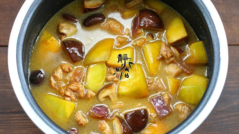 南瓜香菇鸡腿焖饭,接着把炒好的鸡腿香菇南瓜一股脑地全部倒进电饭煲中,稍稍搅拌一下,让盐味均匀。