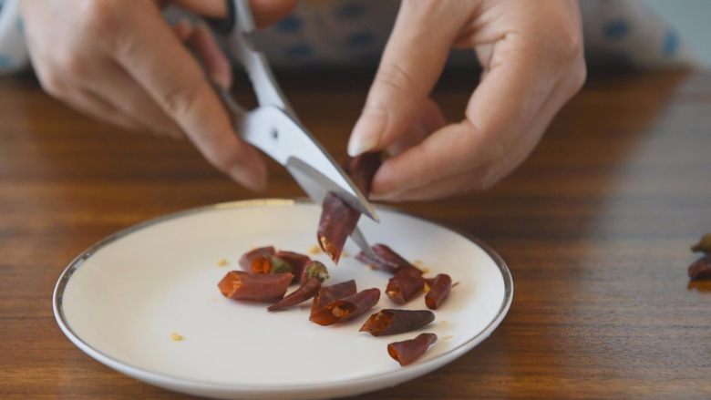 5分钟快手菜之干煸豆角，地道家常味！,<a style='color:red;display:inline-block;' href='/shicai/ 86474'>干辣椒</a>剪成小段