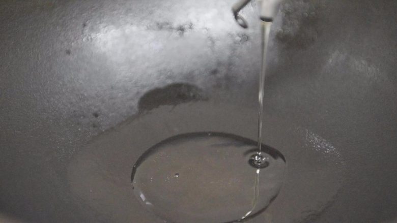 5分钟快手菜之干煸豆角，地道家常味！,起锅入油，大火加热