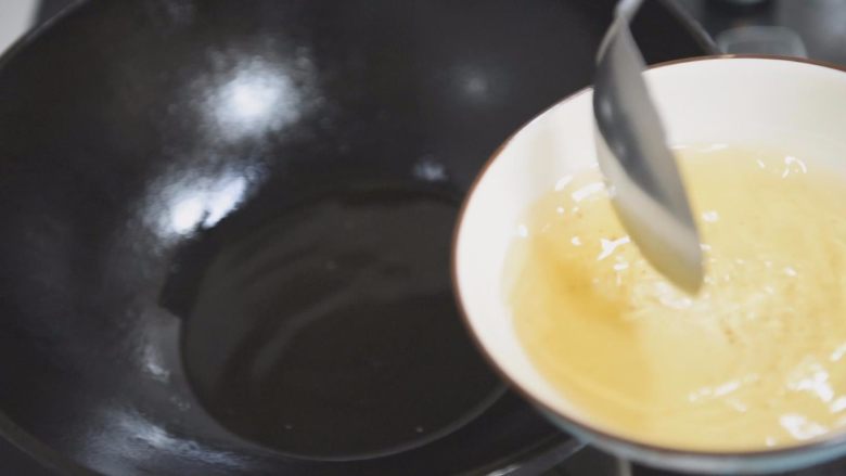 5分钟快手菜之干煸豆角，地道家常味！,舀出多余的油，留30ml底油待用