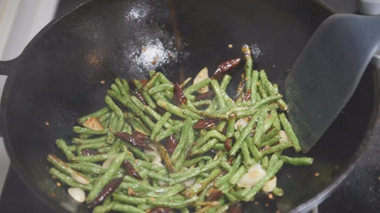 5分钟快手菜之干煸豆角，地道家常味！,放入盐、鸡精，翻炒均匀