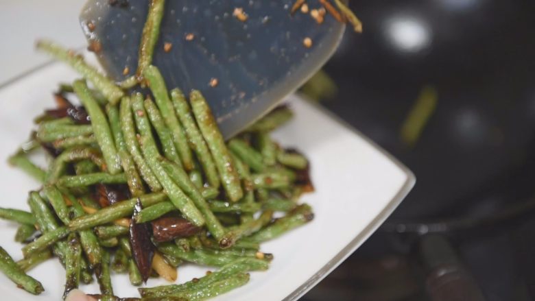 5分钟快手菜之干煸豆角，地道家常味！,关火，倒入适量生抽。
翻炒均匀即可出锅