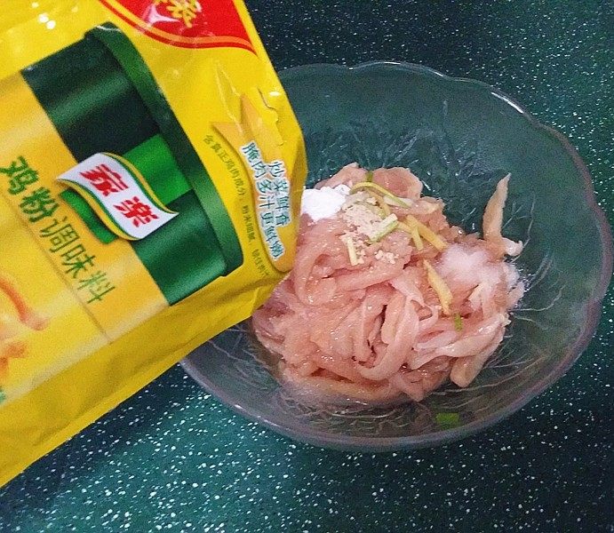 小炒鸡胸肉,将鸡肉放入碗中:加入食盐、白糖、生粉、料酒及鸡粉,用手按摩抓匀