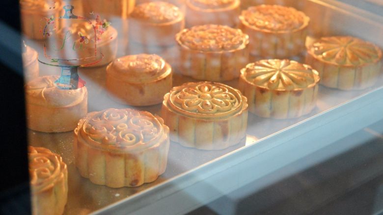 预拌粉版快手广式月饼,继续放入烤箱,转180℃,烤8分钟后取出再刷一遍蛋液送回烤箱,烤5分钟。