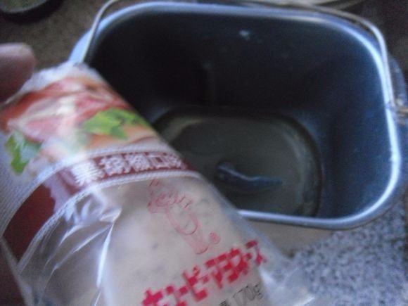 黑胡椒早餐包, 面包桶加水、<a style='color:red;display:inline-block;' href='/shicai/ 140122'>玉米油</a>,再加入黑胡椒味沙拉酱