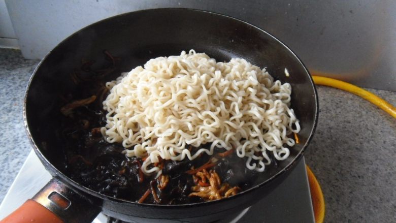 黑木耳肉丝炒面,放入煮好的面条