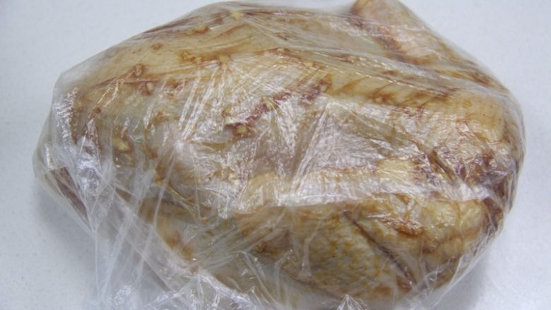 周末大餐——秘制烤整鸡,腌制一个晚上,放在冰箱冷藏
