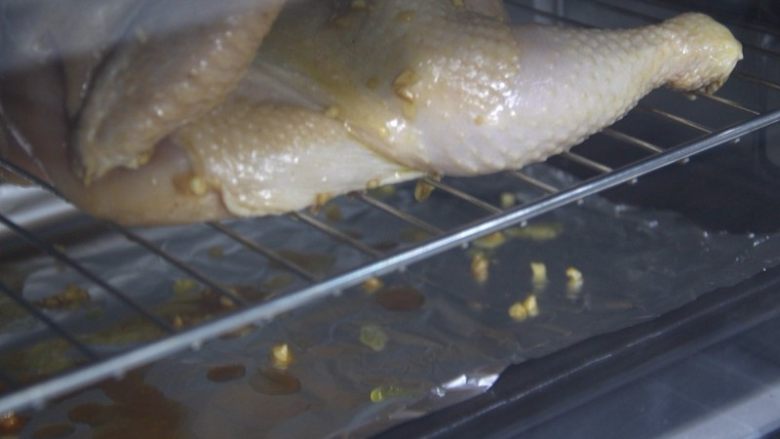 周末大餐——秘制烤整鸡,放入预热好的烤箱,上下火220度烤1个小时