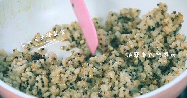 韭菜香干炒藜麦饭,锅中另加入少量油,加入藜麦饭翻炒。