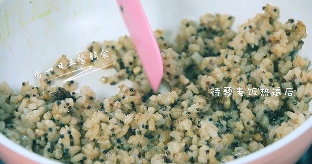 韭菜香干炒藜麦饭,锅中另加入少量油，加入藜麦饭翻炒。