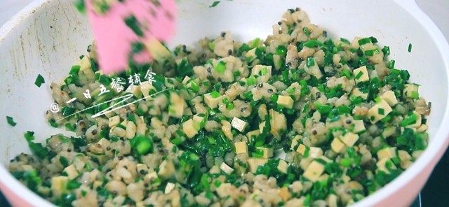 韭菜香干炒藜麦饭,待藜麦饭热透后,加入豆腐干和韭菜碎混匀。