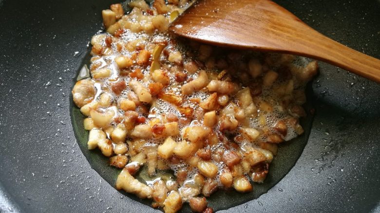 家常卤肉饭,放入五花肉翻炒,煸出油脂后,放入香菇一起翻炒。