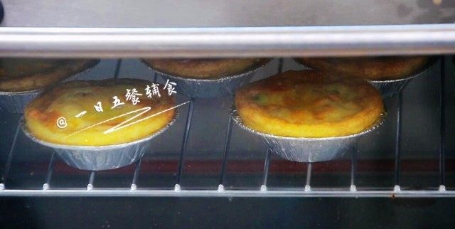 迷你披萨/咸味蛋挞,放入烤箱上下火220℃烤15分钟,看到表面上色就可以了。