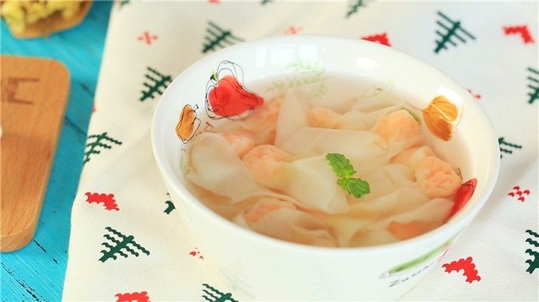 宝宝小金鱼馄饨,水烧开后放入馄饨,煮开后加入适量冷水,等再次煮开后就可以捞出了,一共煮7-8分钟左右 。