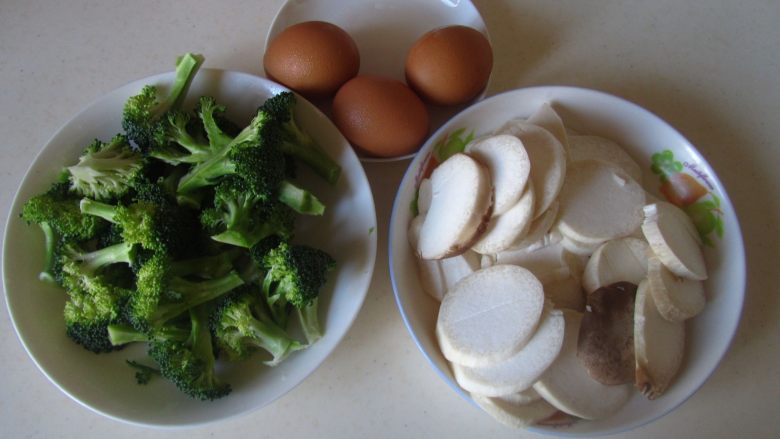 杏鲍菇西兰花炒鸡蛋,准备好原材料；