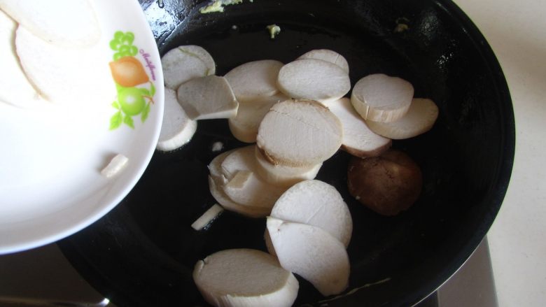 杏鲍菇西兰花炒鸡蛋,锅中倒入少许油，煸炒杏鲍菇；