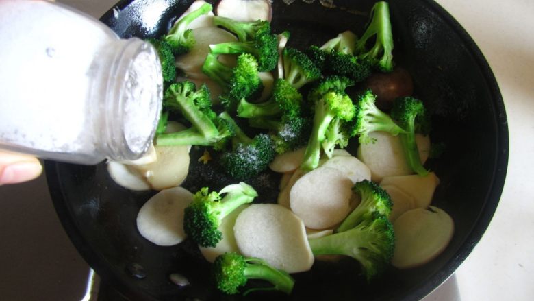 杏鲍菇西兰花炒鸡蛋, 加入适量的盐调味；