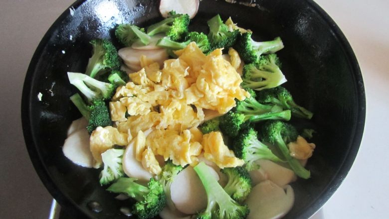 杏鲍菇西兰花炒鸡蛋,最后倒入炒好的鸡蛋翻炒均匀即可；