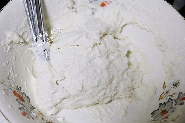 韭菜饼,搅拌的动作不要停止，让水流浇到有干面粉的地方。直到所有的干面粉都润湿了，包括碗底，也没有干面粉了。关掉水龙头。这时候面粉和水的比例刚刚好。