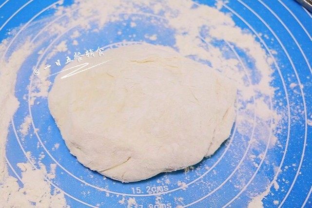韭菜饼,案板上撒些干面粉，用筷子将面团挑到干面粉上。让整个面团粘上干粉。
🌻小贴士：此时的面摸上去，舒服极了，非常软。