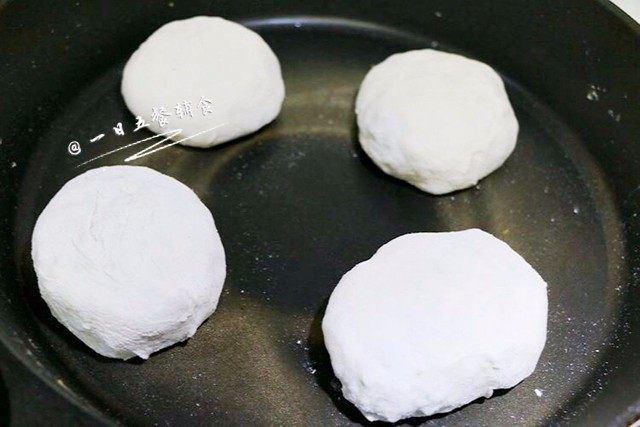 韭菜饼, 准备好平底不粘锅，开中火，将包子褶子朝下放进锅里。