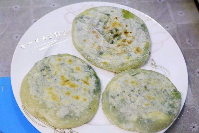 韭菜饼,盛出。这一张是无油的，香酥柔软，低热量，皮有韧劲，有嚼头。