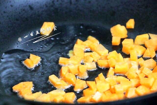 松仁豌豆玉米,锅烧热下少许油,下胡萝卜炒至断生。
🌻小贴士:如果用生松子在胡萝卜之前,入松子小火翻炒一下。