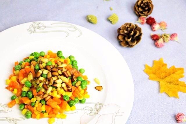 松仁豌豆玉米,🌻小贴士:松子促进生长发育,富含不饱和脂肪酸,如亚油酸、亚麻油酸等,多食松子能够促进儿童的生长发育和病后身体恢复。松子中还含大量矿物质