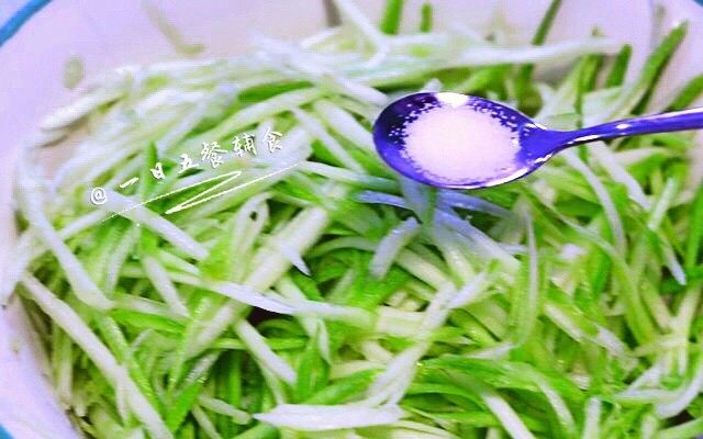 西葫芦饼,加一小勺的盐拌匀腌制2分钟。
🌻小贴士:这里加盐为了使西葫芦出点水,便于和蛋液更好的融合。没吃盐的宝宝这里不加盐也没关系。