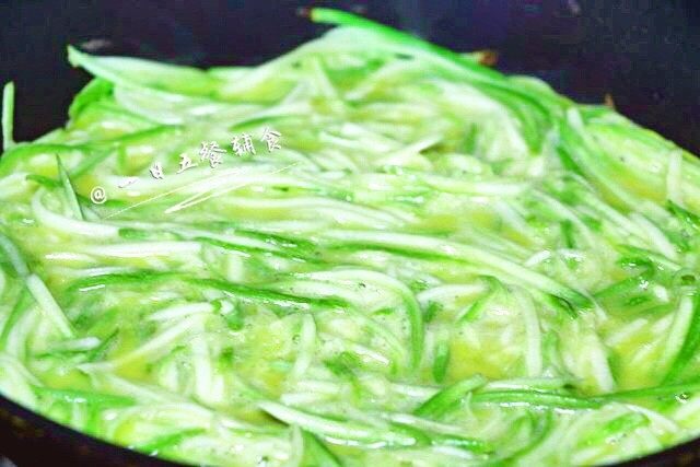 西葫芦饼,不粘锅刷上一层薄油,倒入搅拌好的蛋糊。